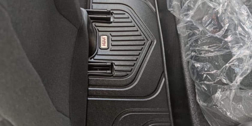 Thảm Lót Sàn VF3 Huvi: "Lá Chắn" Nhựa TPE và Cuộc Chiến Với Thảm Da 5D/6D