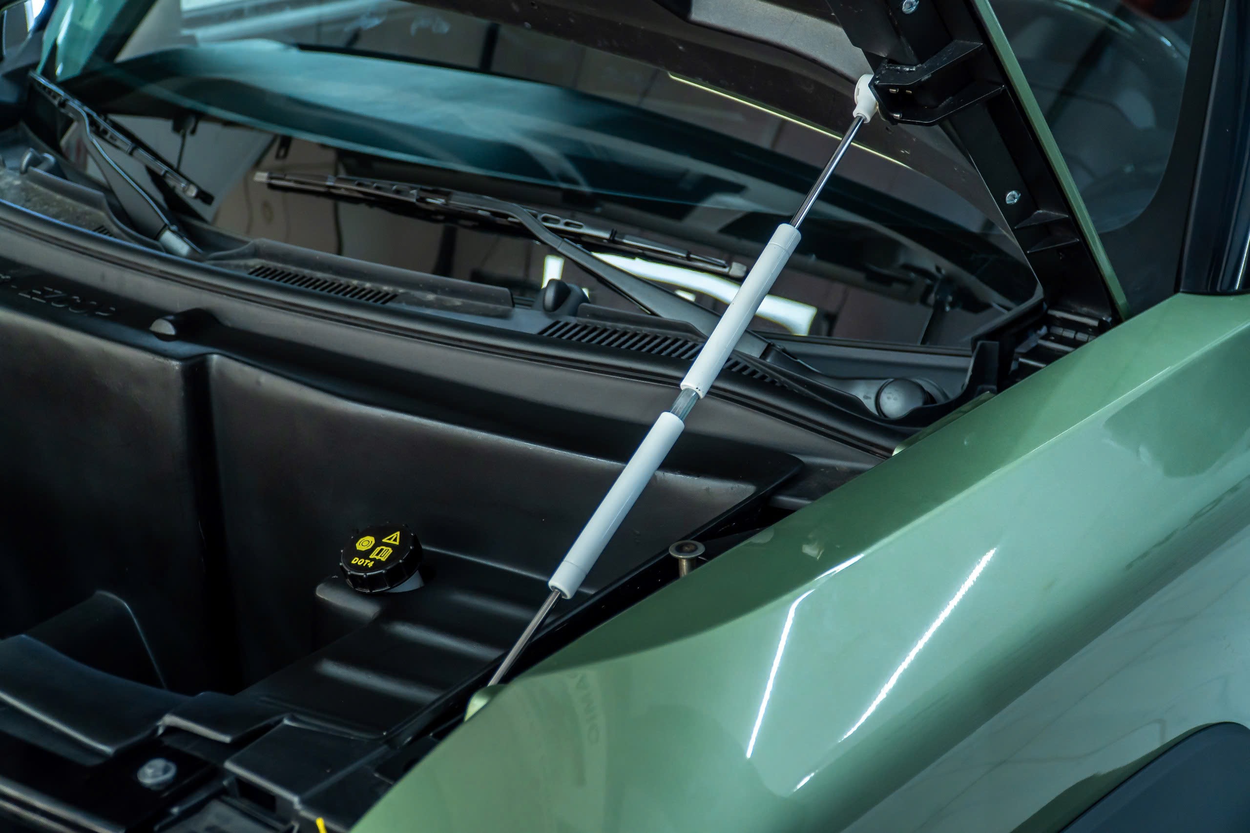 Cận cảnh cốp EZCOP ty thủy lực