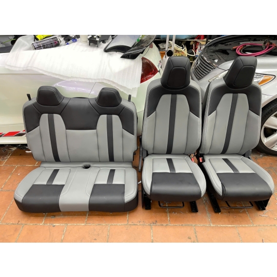 Ghế da VF3 ( Phối kem và đen )